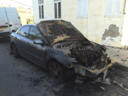 بالصور: فجر اليوم - مجهولون يضرمون النار في سيارة بمدينة يافا 